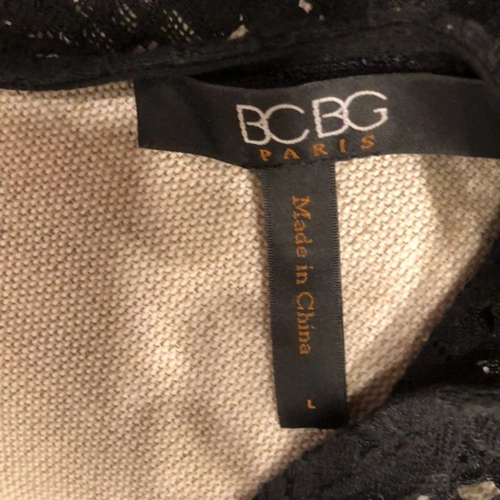 Women’s BCBG Paris shawl. - Picture 6 of 6